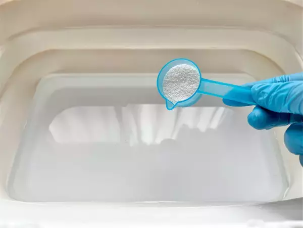 「【年に一度の大掃除】リビングや寝室の照明掃除…「オキシクリーン」にお任せしてみた！」の画像