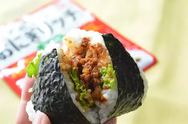 「【おにぎり専用】というニッチ具材「おにぎリッチ」試してみた！はみ出ず握れてリッチな味♡【キッコーマン】」の画像