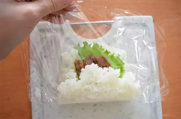 「【おにぎり専用】というニッチ具材「おにぎリッチ」試してみた！はみ出ず握れてリッチな味♡【キッコーマン】」の画像