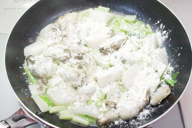 【オーブンでの焼き不要】フライパン一つで「かぶと牡蠣のグラタン風」作ってみた！牡蠣がぷっくりクリ～ミ～♡