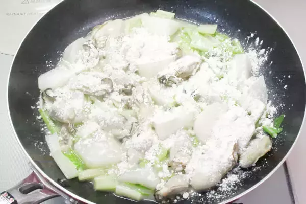 「【オーブンでの焼き不要】フライパン一つで「かぶと牡蠣のグラタン風」作ってみた！牡蠣がぷっくりクリ～ミ～♡」の画像