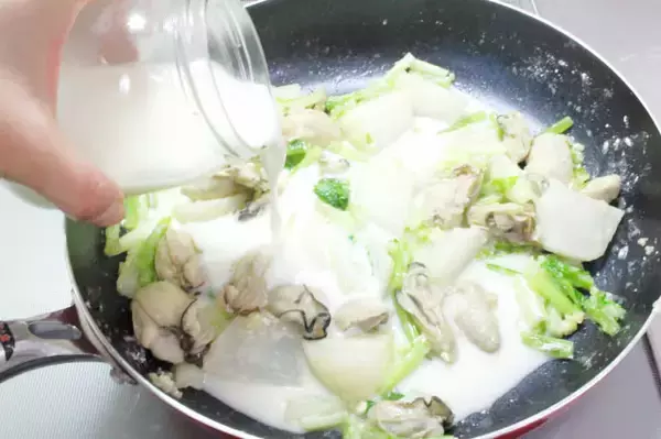 「【オーブンでの焼き不要】フライパン一つで「かぶと牡蠣のグラタン風」作ってみた！牡蠣がぷっくりクリ～ミ～♡」の画像