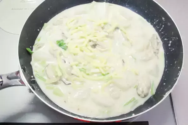 「【オーブンでの焼き不要】フライパン一つで「かぶと牡蠣のグラタン風」作ってみた！牡蠣がぷっくりクリ～ミ～♡」の画像