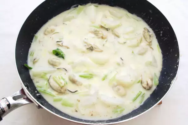 「【オーブンでの焼き不要】フライパン一つで「かぶと牡蠣のグラタン風」作ってみた！牡蠣がぷっくりクリ～ミ～♡」の画像