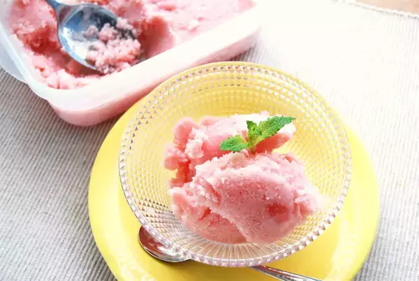 【冷凍スイカが大変身】牛乳と混ぜるだけ「スイカのシャーベット」作ってみた！ほんのりピンクでなめらか～