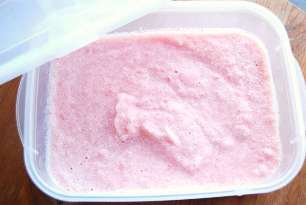 【冷凍スイカが大変身】牛乳と混ぜるだけ「スイカのシャーベット」作ってみた！ほんのりピンクでなめらか～