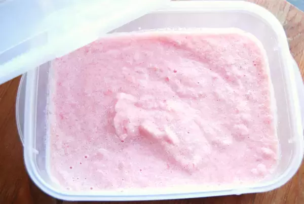 「【冷凍スイカが大変身】牛乳と混ぜるだけ「スイカのシャーベット」作ってみた！ほんのりピンクでなめらか～」の画像