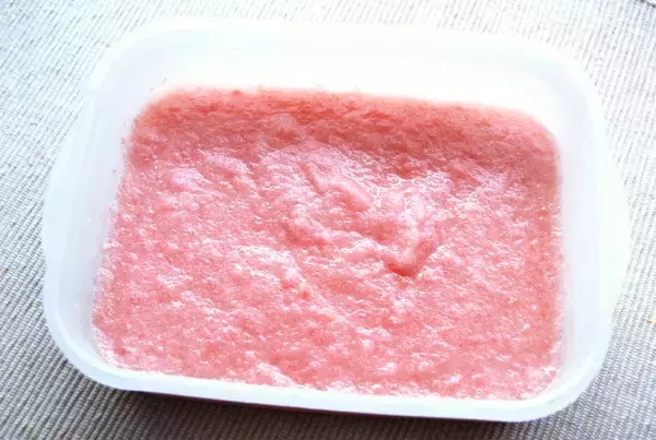 「【冷凍スイカが大変身】牛乳と混ぜるだけ「スイカのシャーベット」作ってみた！ほんのりピンクでなめらか～」の画像