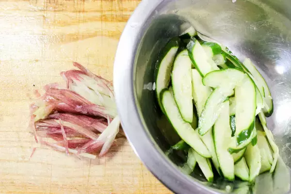 「【缶詰の裏ワザ】夏の調理ストレス解放！焼き鳥缶で「鳥冷やし茶漬け」に挑戦♪白だしの透明感に爽やか～な薬味♡」の画像
