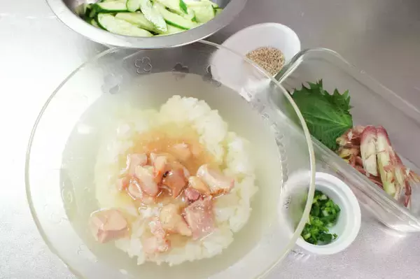 「【缶詰の裏ワザ】夏の調理ストレス解放！焼き鳥缶で「鳥冷やし茶漬け」に挑戦♪白だしの透明感に爽やか～な薬味♡」の画像