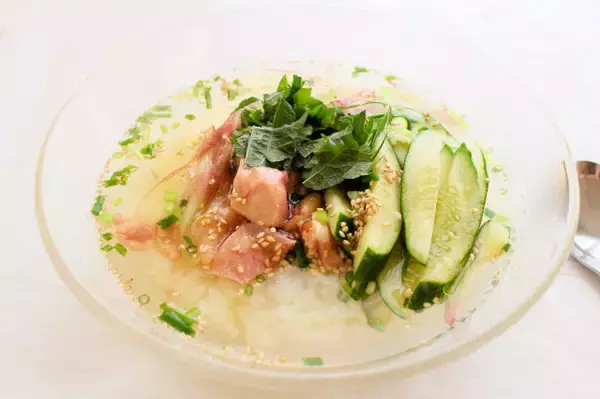 「【缶詰の裏ワザ】夏の調理ストレス解放！焼き鳥缶で「鳥冷やし茶漬け」に挑戦♪白だしの透明感に爽やか～な薬味♡」の画像