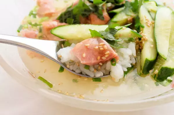 「【缶詰の裏ワザ】夏の調理ストレス解放！焼き鳥缶で「鳥冷やし茶漬け」に挑戦♪白だしの透明感に爽やか～な薬味♡」の画像