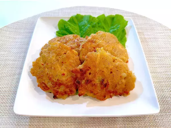 「【余りキムチ活用】じゃがいもでモッチモチにする「旨辛おやき」作ってみた！カリカリもたまらん♡【農家直伝】」の画像