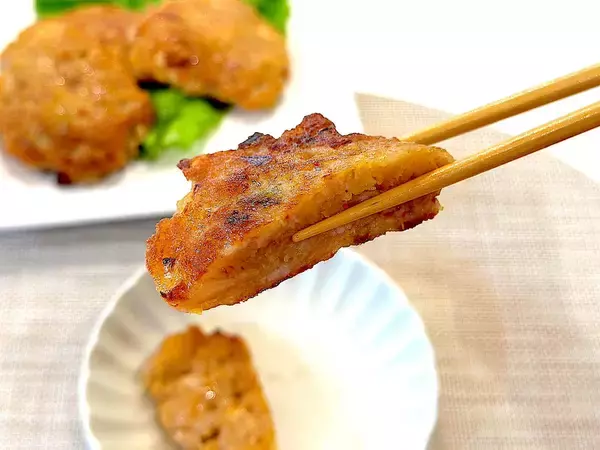 「【余りキムチ活用】じゃがいもでモッチモチにする「旨辛おやき」作ってみた！カリカリもたまらん♡【農家直伝】」の画像