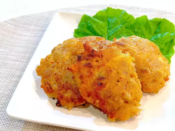 「【余りキムチ活用】じゃがいもでモッチモチにする「旨辛おやき」作ってみた！カリカリもたまらん♡【農家直伝】」の画像