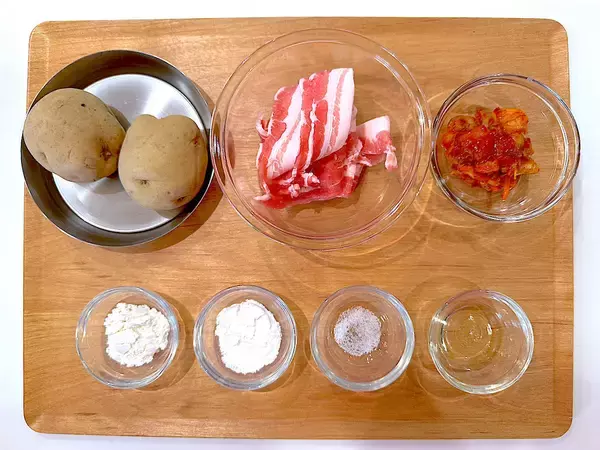 「【余りキムチ活用】じゃがいもでモッチモチにする「旨辛おやき」作ってみた！カリカリもたまらん♡【農家直伝】」の画像