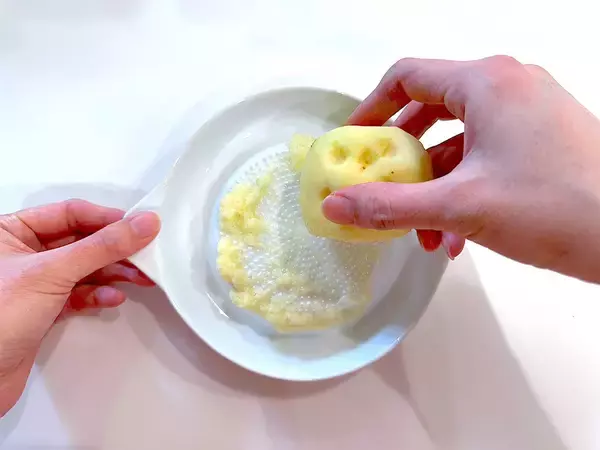 「【余りキムチ活用】じゃがいもでモッチモチにする「旨辛おやき」作ってみた！カリカリもたまらん♡【農家直伝】」の画像