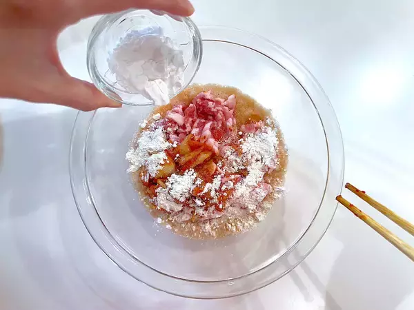 「【余りキムチ活用】じゃがいもでモッチモチにする「旨辛おやき」作ってみた！カリカリもたまらん♡【農家直伝】」の画像