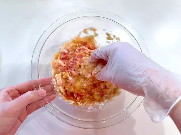 「【余りキムチ活用】じゃがいもでモッチモチにする「旨辛おやき」作ってみた！カリカリもたまらん♡【農家直伝】」の画像