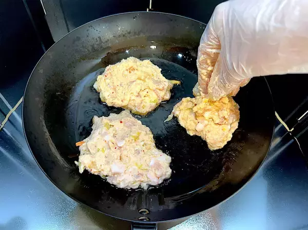 「【余りキムチ活用】じゃがいもでモッチモチにする「旨辛おやき」作ってみた！カリカリもたまらん♡【農家直伝】」の画像