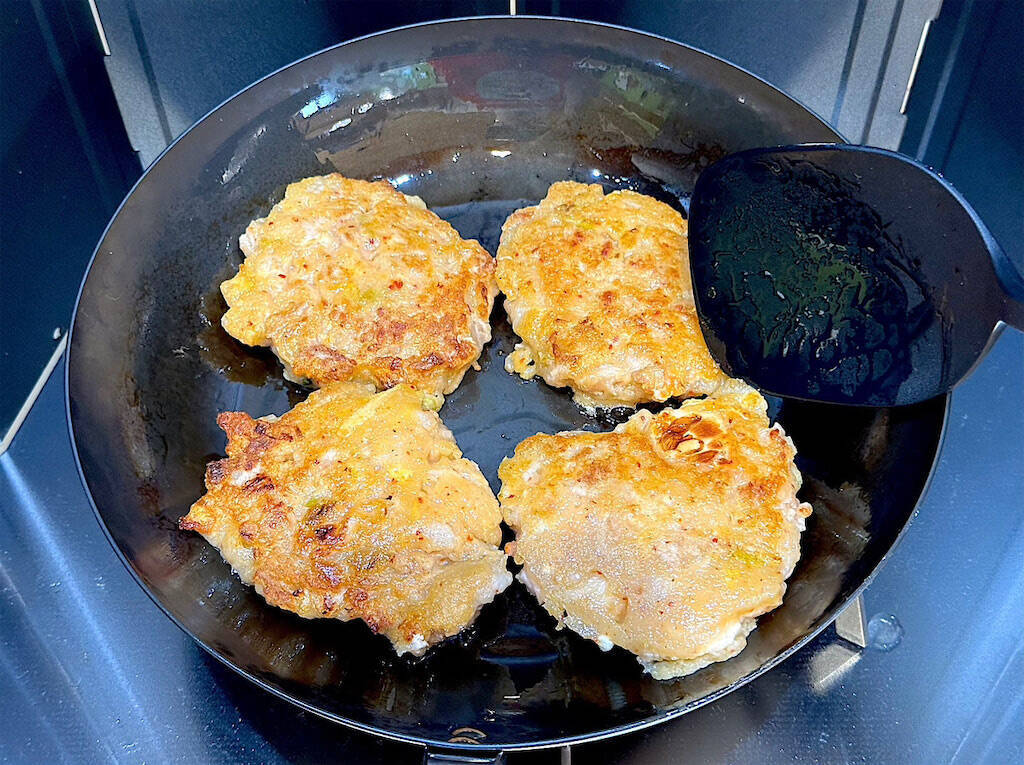 【余りキムチ活用】じゃがいもでモッチモチにする「旨辛おやき」作ってみた！カリカリもたまらん♡【農家直伝】