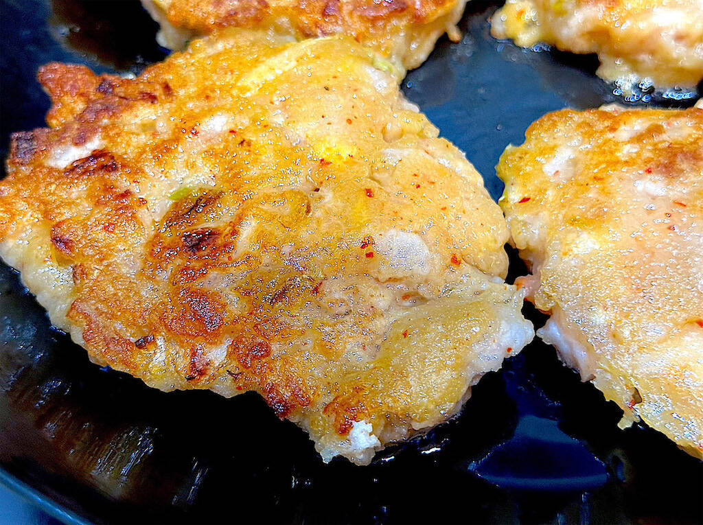 【余りキムチ活用】じゃがいもでモッチモチにする「旨辛おやき」作ってみた！カリカリもたまらん♡【農家直伝】