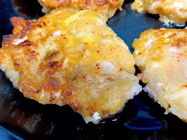 「【余りキムチ活用】じゃがいもでモッチモチにする「旨辛おやき」作ってみた！カリカリもたまらん♡【農家直伝】」の画像