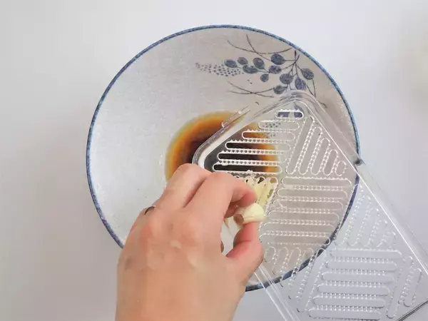 「【リュウジの弟子が爆速めし】レンチン90秒！あとは混ぜるだけでお店レベルの「虚無油そば」が出来た件」の画像