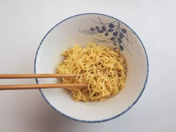 「【リュウジの弟子が爆速めし】レンチン90秒！あとは混ぜるだけでお店レベルの「虚無油そば」が出来た件」の画像