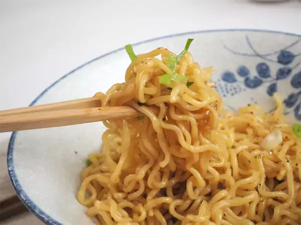 「【リュウジの弟子が爆速めし】レンチン90秒！あとは混ぜるだけでお店レベルの「虚無油そば」が出来た件」の画像