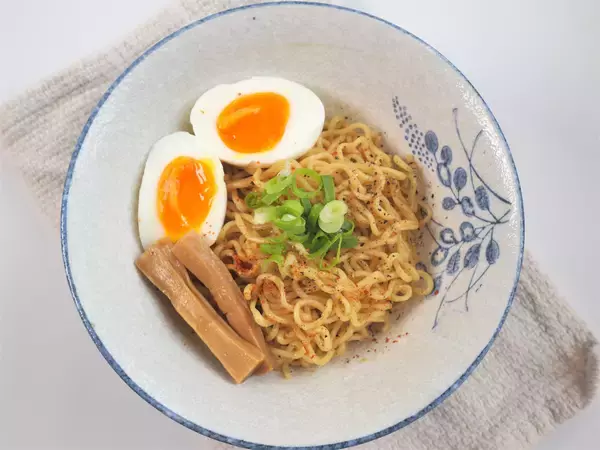 「【リュウジの弟子が爆速めし】レンチン90秒！あとは混ぜるだけでお店レベルの「虚無油そば」が出来た件」の画像