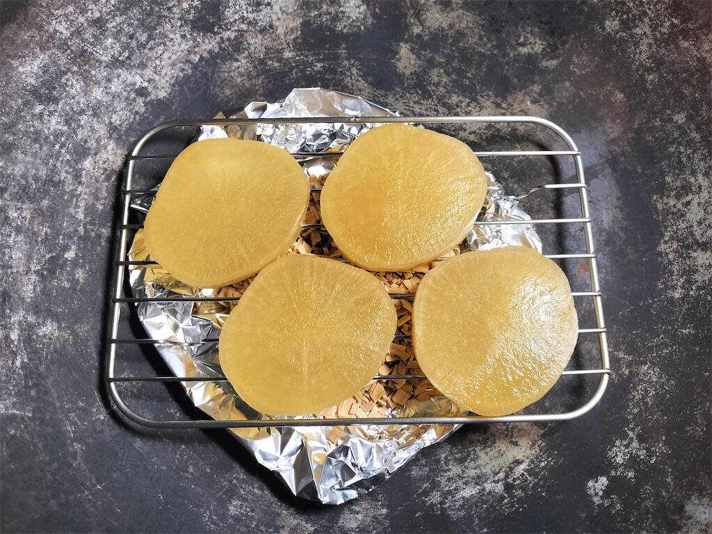 【絶品！郷土メシ】中華鍋で燻製!?たくあんと100均の網で「なんちゃっていぶりがっこ」作ってみた！