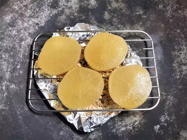 「【絶品！郷土メシ】中華鍋で燻製!?たくあんと100均の網で「なんちゃっていぶりがっこ」作ってみた！」の画像