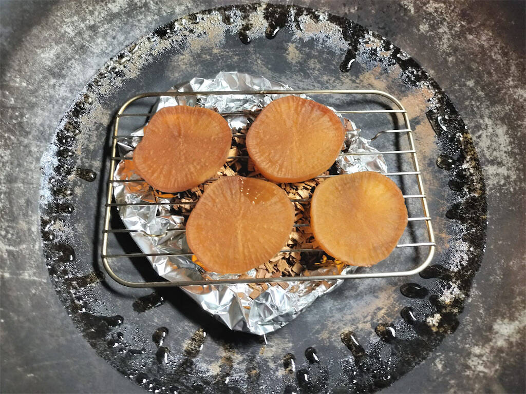 【絶品！郷土メシ】中華鍋で燻製!?たくあんと100均の網で「なんちゃっていぶりがっこ」作ってみた！