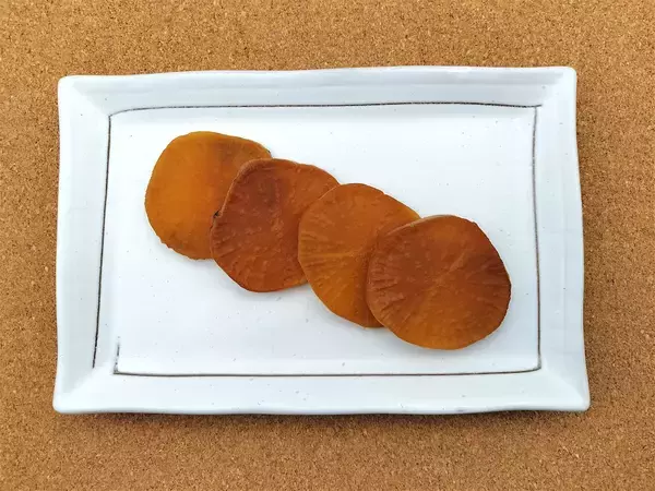 「【絶品！郷土メシ】中華鍋で燻製!?たくあんと100均の網で「なんちゃっていぶりがっこ」作ってみた！」の画像