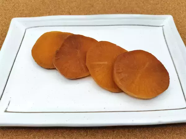 「【絶品！郷土メシ】中華鍋で燻製!?たくあんと100均の網で「なんちゃっていぶりがっこ」作ってみた！」の画像