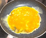 「【韓国発のおにぎり!?】とろとろ卵にツナマヨたっぷり♡ハムもチーズも…具沢山♪「簡単三角キンパ」作ろう」の画像11