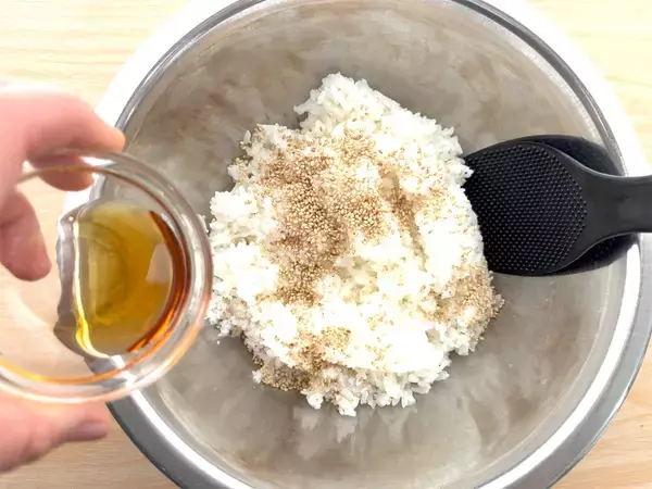 「【韓国発のおにぎり!?】とろとろ卵にツナマヨたっぷり♡ハムもチーズも…具沢山♪「簡単三角キンパ」作ろう」の画像