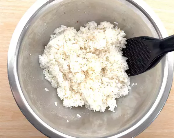 「【韓国発のおにぎり!?】とろとろ卵にツナマヨたっぷり♡ハムもチーズも…具沢山♪「簡単三角キンパ」作ろう」の画像