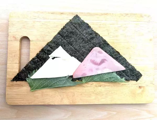 「【韓国発のおにぎり!?】とろとろ卵にツナマヨたっぷり♡ハムもチーズも…具沢山♪「簡単三角キンパ」作ろう」の画像