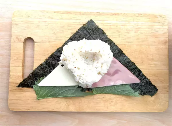 「【韓国発のおにぎり!?】とろとろ卵にツナマヨたっぷり♡ハムもチーズも…具沢山♪「簡単三角キンパ」作ろう」の画像