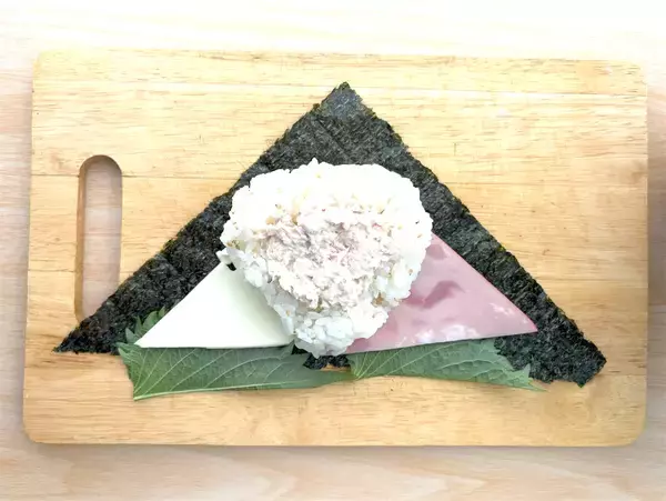 「【韓国発のおにぎり!?】とろとろ卵にツナマヨたっぷり♡ハムもチーズも…具沢山♪「簡単三角キンパ」作ろう」の画像