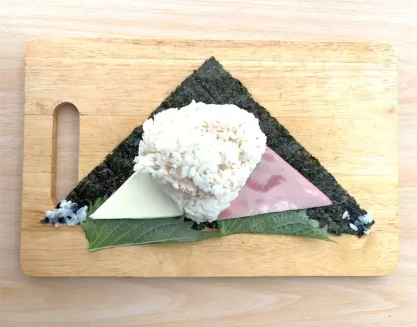 「【韓国発のおにぎり!?】とろとろ卵にツナマヨたっぷり♡ハムもチーズも…具沢山♪「簡単三角キンパ」作ろう」の画像