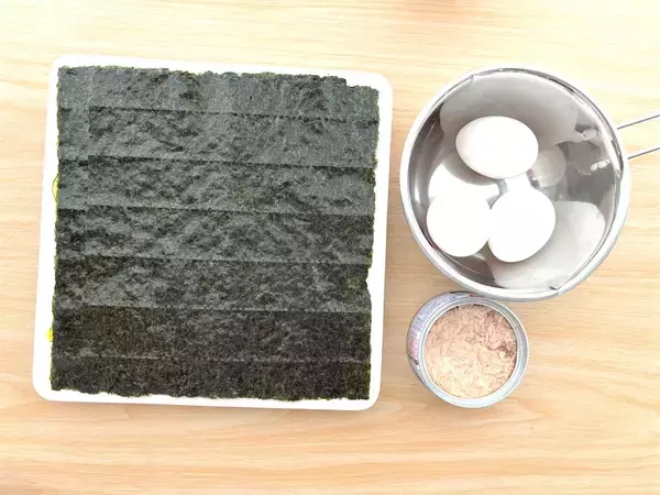 「【韓国発のおにぎり!?】とろとろ卵にツナマヨたっぷり♡ハムもチーズも…具沢山♪「簡単三角キンパ」作ろう」の画像