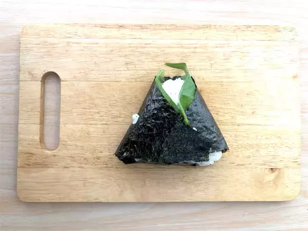 「【韓国発のおにぎり!?】とろとろ卵にツナマヨたっぷり♡ハムもチーズも…具沢山♪「簡単三角キンパ」作ろう」の画像