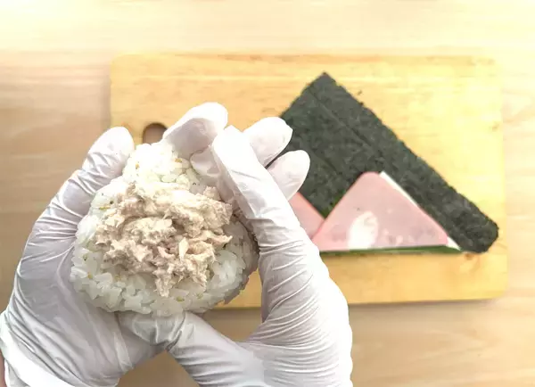 「【韓国発のおにぎり!?】とろとろ卵にツナマヨたっぷり♡ハムもチーズも…具沢山♪「簡単三角キンパ」作ろう」の画像