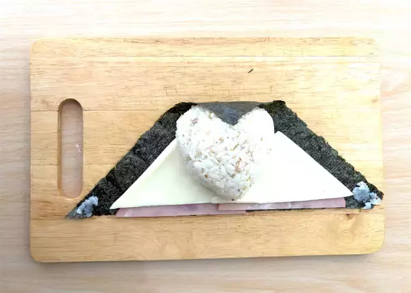 「【韓国発のおにぎり!?】とろとろ卵にツナマヨたっぷり♡ハムもチーズも…具沢山♪「簡単三角キンパ」作ろう」の画像