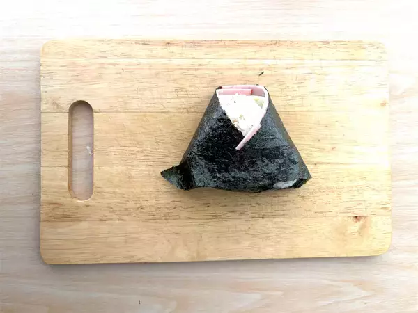 「【韓国発のおにぎり!?】とろとろ卵にツナマヨたっぷり♡ハムもチーズも…具沢山♪「簡単三角キンパ」作ろう」の画像