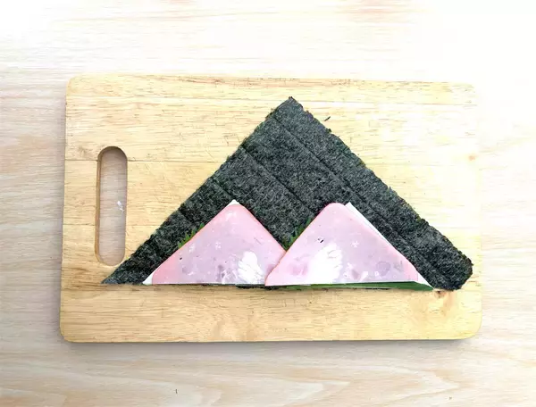 「【韓国発のおにぎり!?】とろとろ卵にツナマヨたっぷり♡ハムもチーズも…具沢山♪「簡単三角キンパ」作ろう」の画像