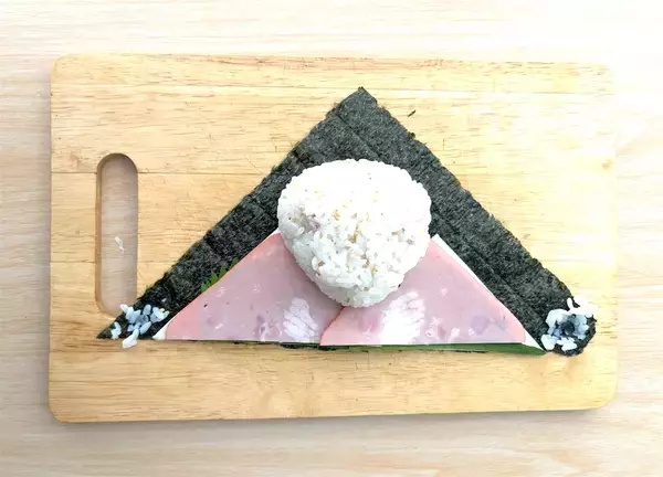 「【韓国発のおにぎり!?】とろとろ卵にツナマヨたっぷり♡ハムもチーズも…具沢山♪「簡単三角キンパ」作ろう」の画像